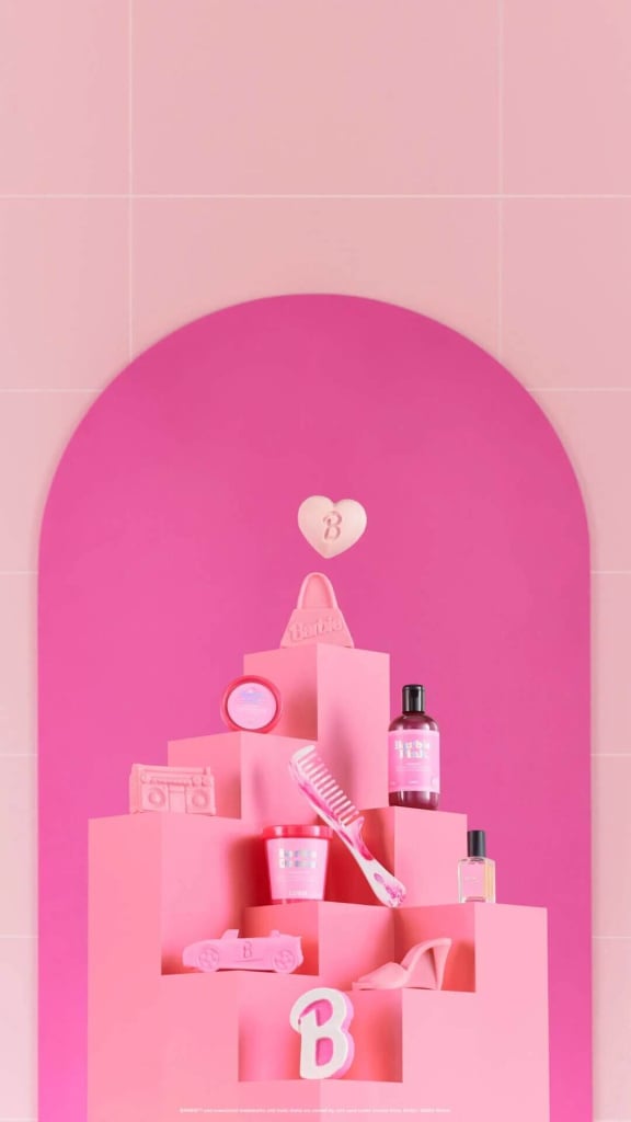 barbie x lush groupshot приклад реклами в рожевому кольорі